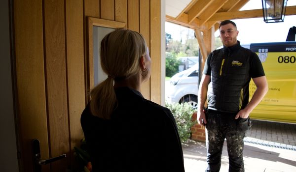 0800 Homefix Plumbing & Heating Engineer arriving at customers house